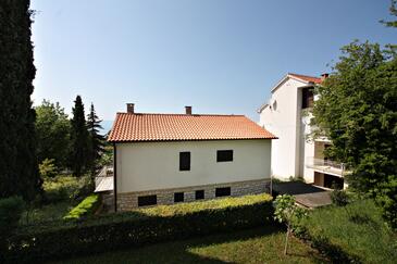 Apartments with terrace Njivice, Kvarner