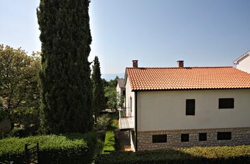 Apartments with terrace Njivice, Kvarner