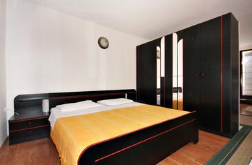 Apartments with terrace Njivice, Kvarner