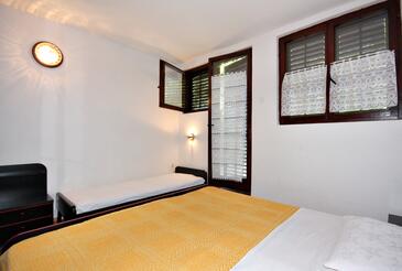 Apartments with terrace Njivice, Kvarner