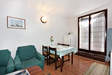 Apartments with terrace Njivice, Kvarner