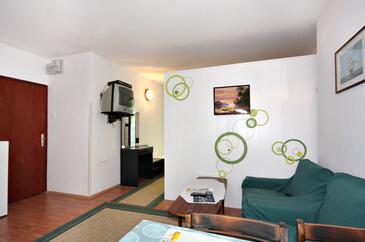 Apartments with terrace Njivice, Kvarner