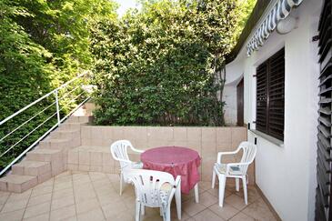 Apartments with terrace Njivice, Kvarner