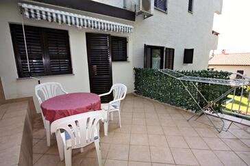 Apartments with terrace Njivice, Kvarner