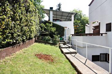 Apartments with terrace Njivice, Kvarner