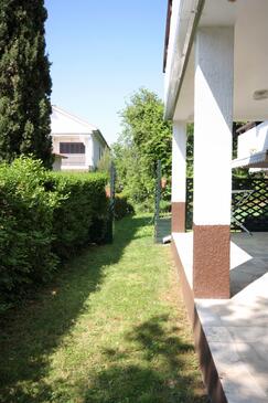 Apartments with terrace Njivice, Kvarner