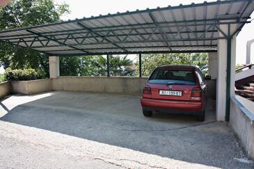 Apartments with terrace Njivice, Kvarner