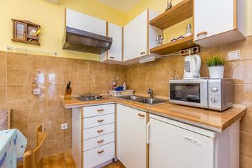 Apartmaji s parkingom Njivice, Krk - 5325