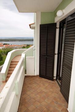Apartmani s bazenom pogodni za obitelji s djecom Punat, Krk - 5345