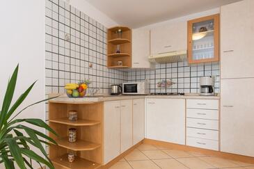 Apartmani s bazenom pogodni za obitelji s djecom Punat, Krk - 5345