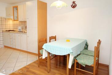 Apartmani s bazenom pogodni za obitelji s djecom Punat, Krk - 5345