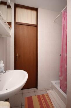 Apartment with terrace Njivice, Kvarner