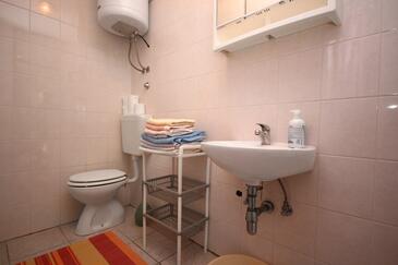 Apartment with terrace Njivice, Kvarner