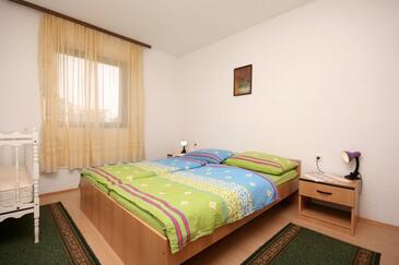 Apartment with terrace Njivice, Kvarner