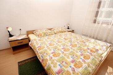 Apartment with terrace Njivice, Kvarner