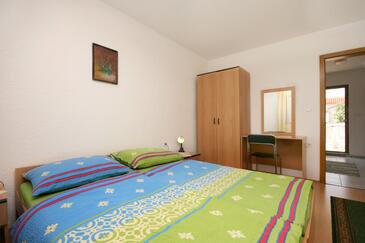 Apartment with terrace Njivice, Kvarner