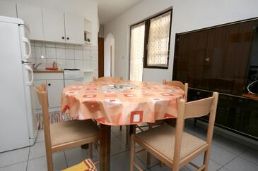 Apartment with terrace Njivice, Kvarner