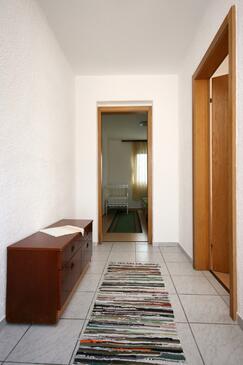 Apartment with terrace Njivice, Kvarner