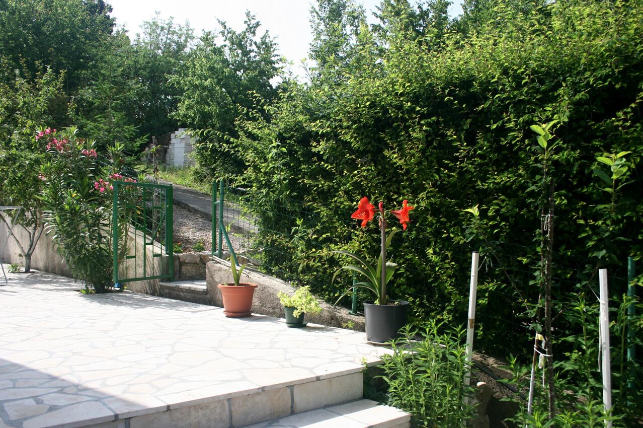 Apartment with terrace Njivice, Kvarner