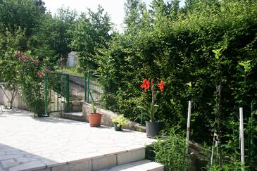 Apartment with terrace Njivice, Kvarner