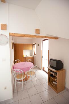 Apartments and rooms with parking space Njivice (Krk) - 5398