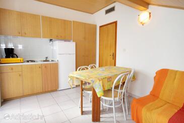 Appartementen en kamers met parkeerplaats Njivice, Krk - 5398