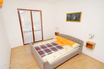 Apartments and rooms with parking space Njivice, Krk - 5398