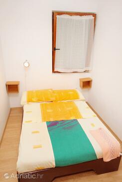 Apartments and rooms with parking space Njivice, Krk - 5398