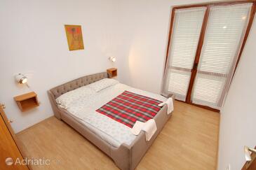 Apartmaji in sobe s parkingom Njivice, Krk - 5398