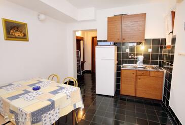 Apartmaji in sobe s parkingom Njivice, Krk - 5398