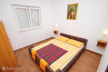 Apartments and rooms with parking space Njivice, Krk - 5398