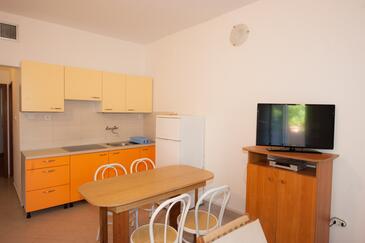 Apartments and rooms with parking space Njivice, Krk - 5398