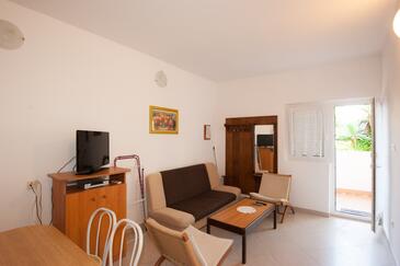 Apartments and rooms with parking space Njivice, Krk - 5398