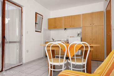 Appartementen en kamers met parkeerplaats Njivice, Krk - 5398