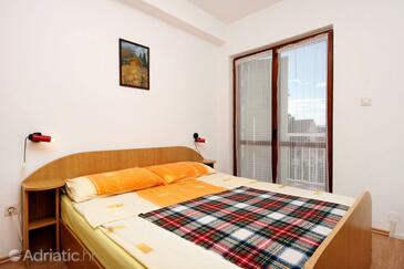 Apartments and rooms with parking space Njivice, Krk - 5398