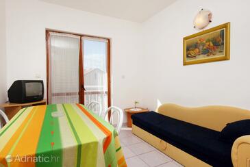 Apartments and rooms with parking space Njivice (Krk) - 5398