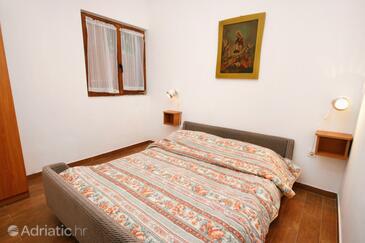 Apartments and rooms with parking space Njivice, Krk - 5398