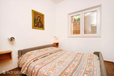 Apartments and rooms with parking space Njivice, Krk - 5398