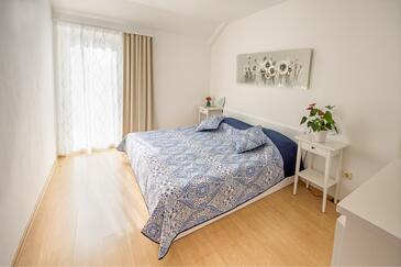 Apartments with parking space Njivice, Krk - 5427