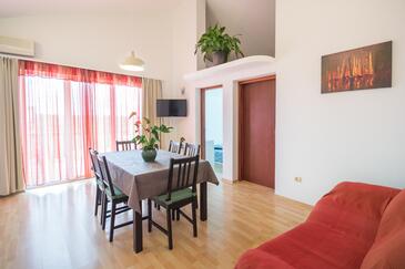 Apartments with parking space Njivice, Krk - 5427