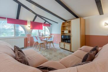Apartments with parking space Crikvenica - 5478
