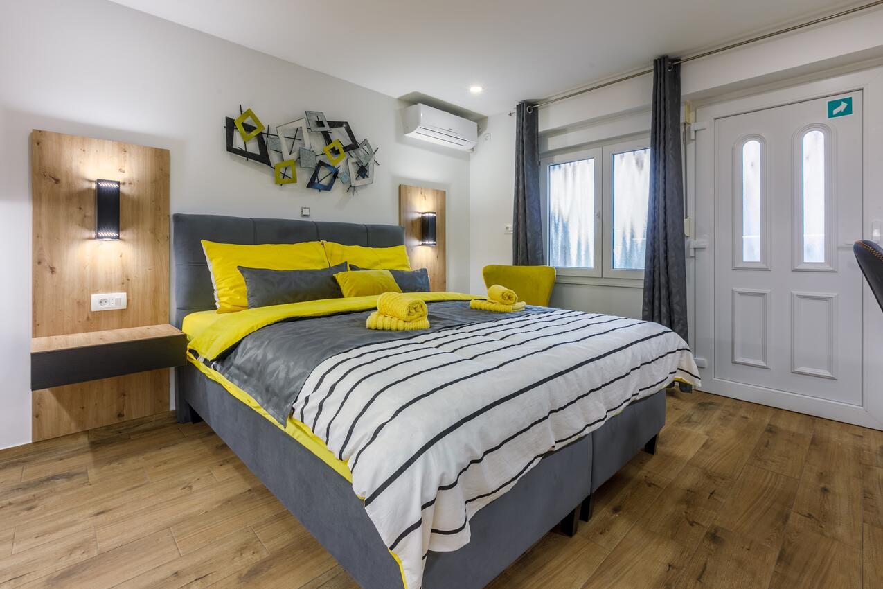 Apartments with parking space Crikvenica - 5478