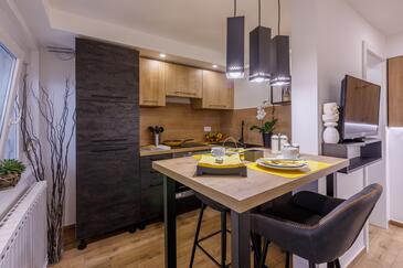 Apartments with parking space Crikvenica - 5478