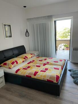 Apartamentos con parking Novi Vinodolski - 5488