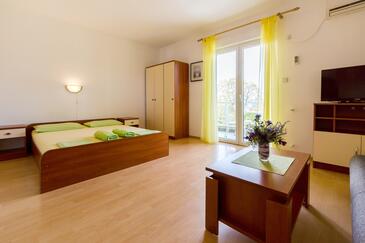 Apartments with parking space Crikvenica - 5499