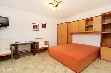 Apartments and rooms with parking space Krk - 5509