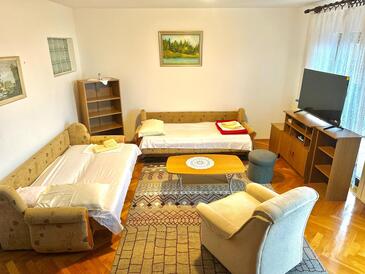 Apartments with parking space Novi Vinodolski - 5514