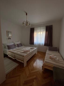 Apartments with parking space Novi Vinodolski - 5525