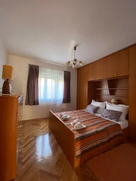 Apartments with parking space Novi Vinodolski - 5525