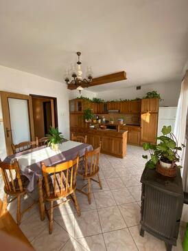 Apartments with parking space Novi Vinodolski - 5525